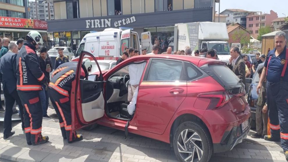 Malatya'da Otomobil Kontrolden Çıkarak 1 Yaya ve 2 Araca Çarptı