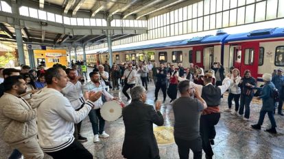 Turistik Tren Malatyada Halaylarla Karşılandı, Kayısı İle Uğurlandı